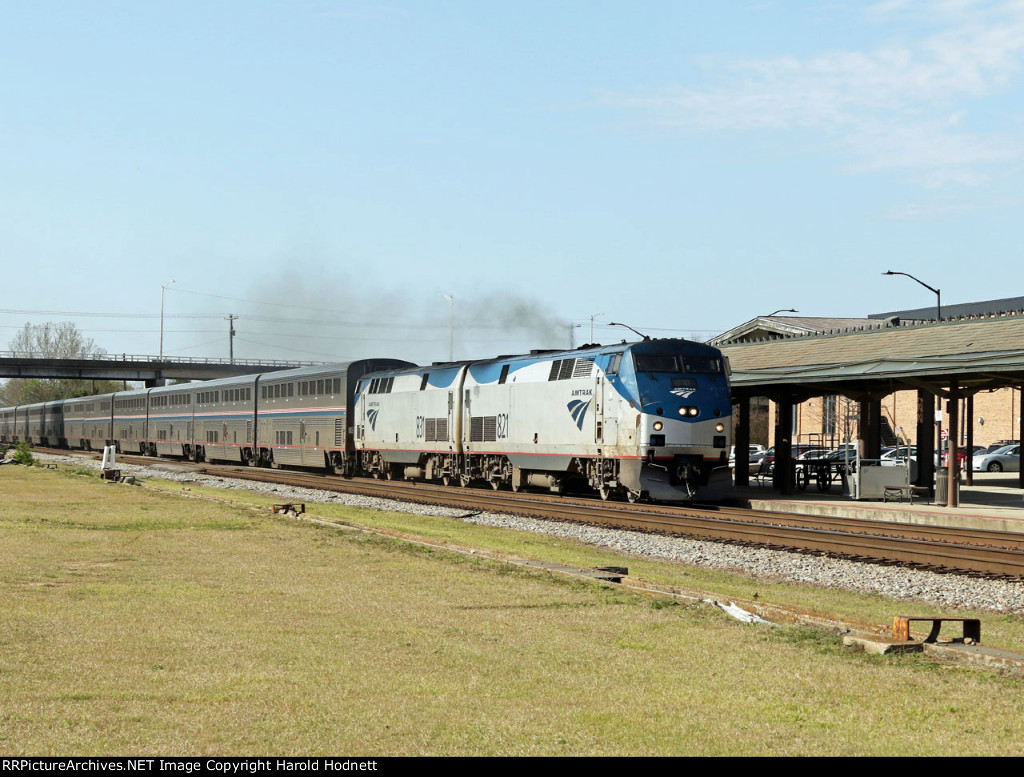 AMTK 821 & 831 lead a late AutoTrain northbound